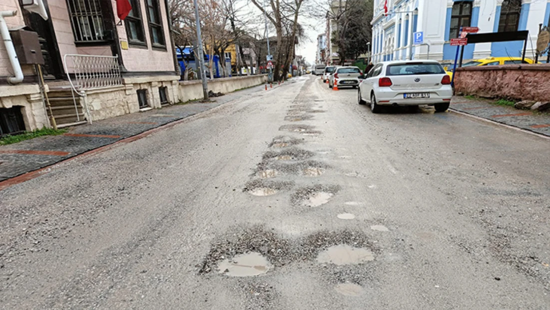 Alt yapı darmaduman: Maarif Caddesi köstebek yuvası