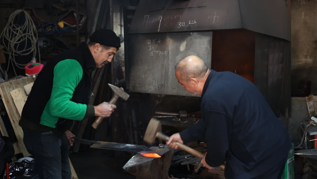 Dedelerinden öğrendikleri demircilik mesleğini sabır ve özveriyle devam ettiriyorlar