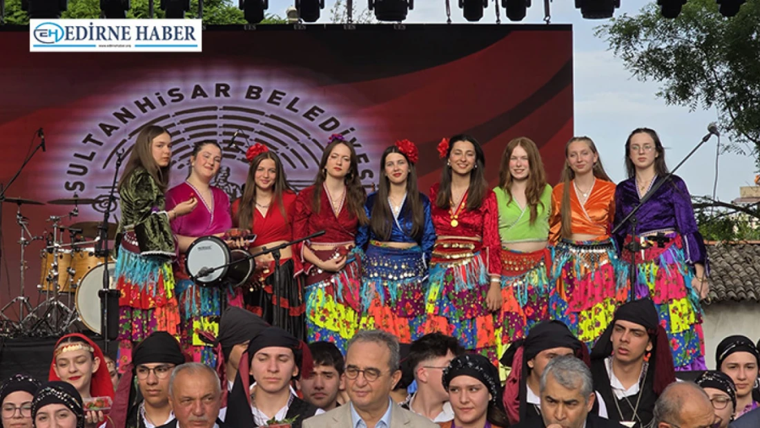 Edirneli gençler Çilek Festivali’nde sahne aldı