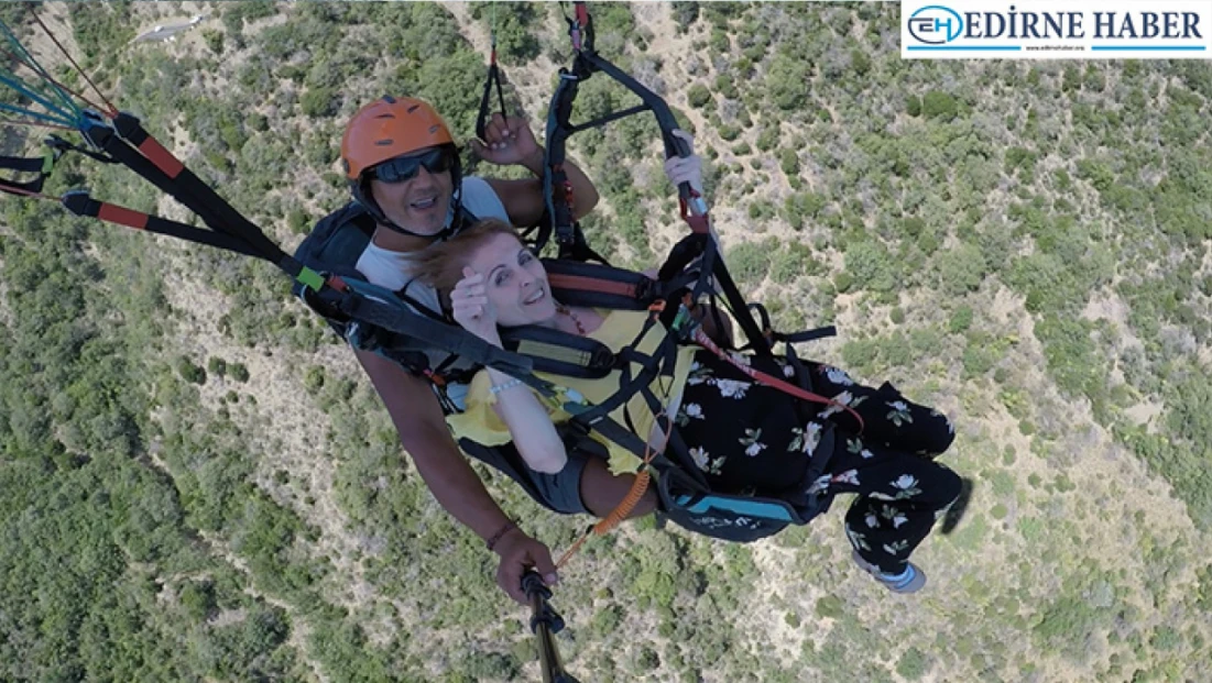 Engellerini aşan emekli öğretmen yamaç paraşütü yaparak gökyüzüyle buluştu