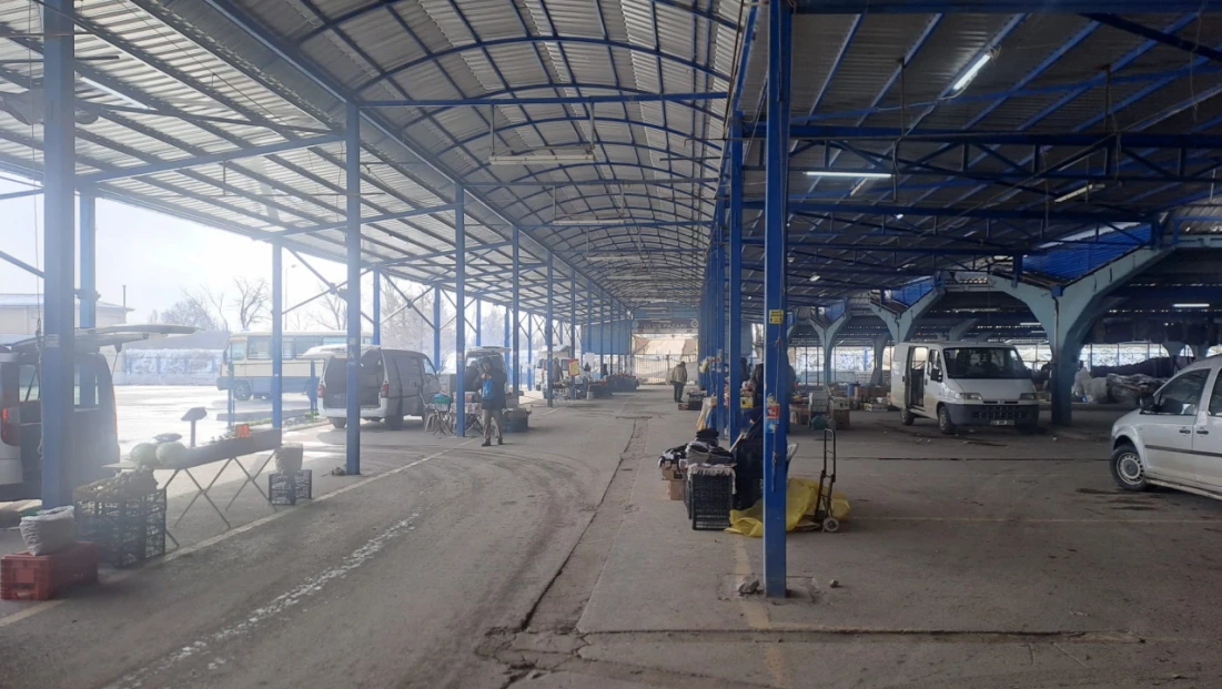 Kar ve ayaz pazara engel oldu