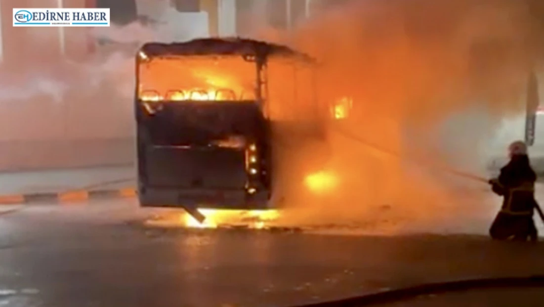 Park halindeki otobüs alev aldı