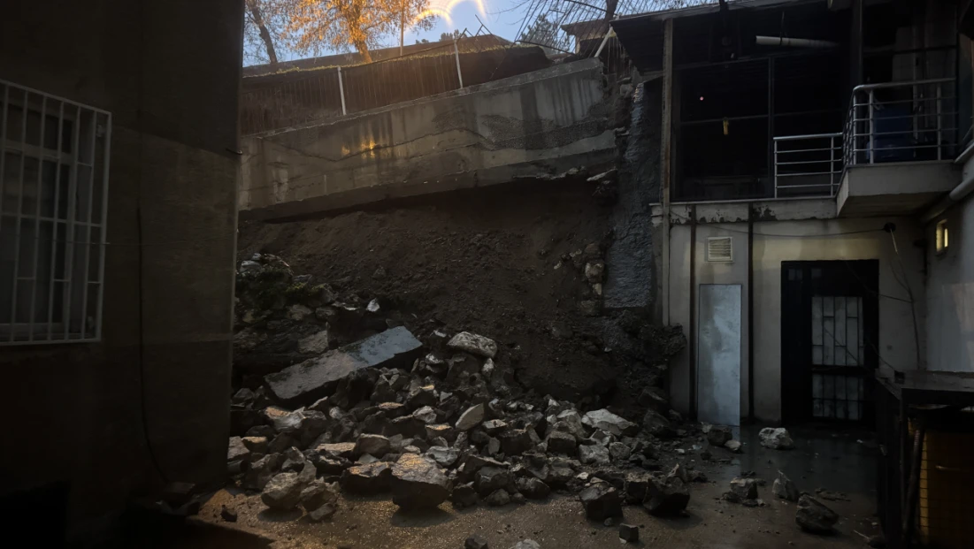 Sağanak nedeniyle bir apartmanın istinat duvarı çöktü