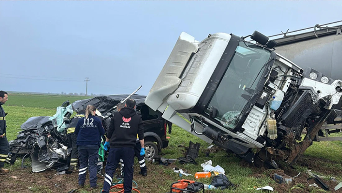 Tırla çarpışan araç hurdaya döndü, sürücü kurtarılamadı