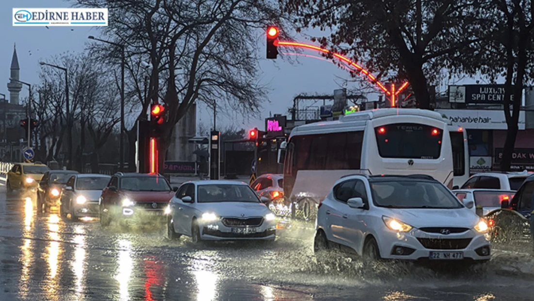 Yağış nedeniyle  cadde ve sokaklarda su birikintileri oluştu