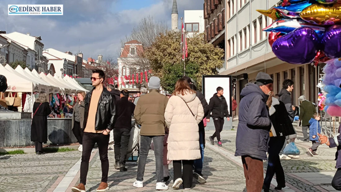Yılbaşı öncesi çarşı ve caddelerde yoğunluk yaşandı
