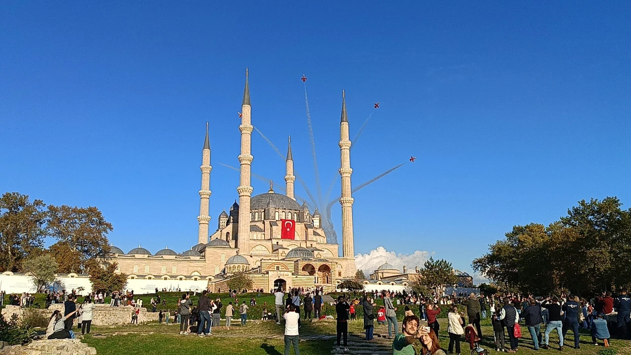 Türk Yıldızları, prova uçuşuyla adeta nefes kesti