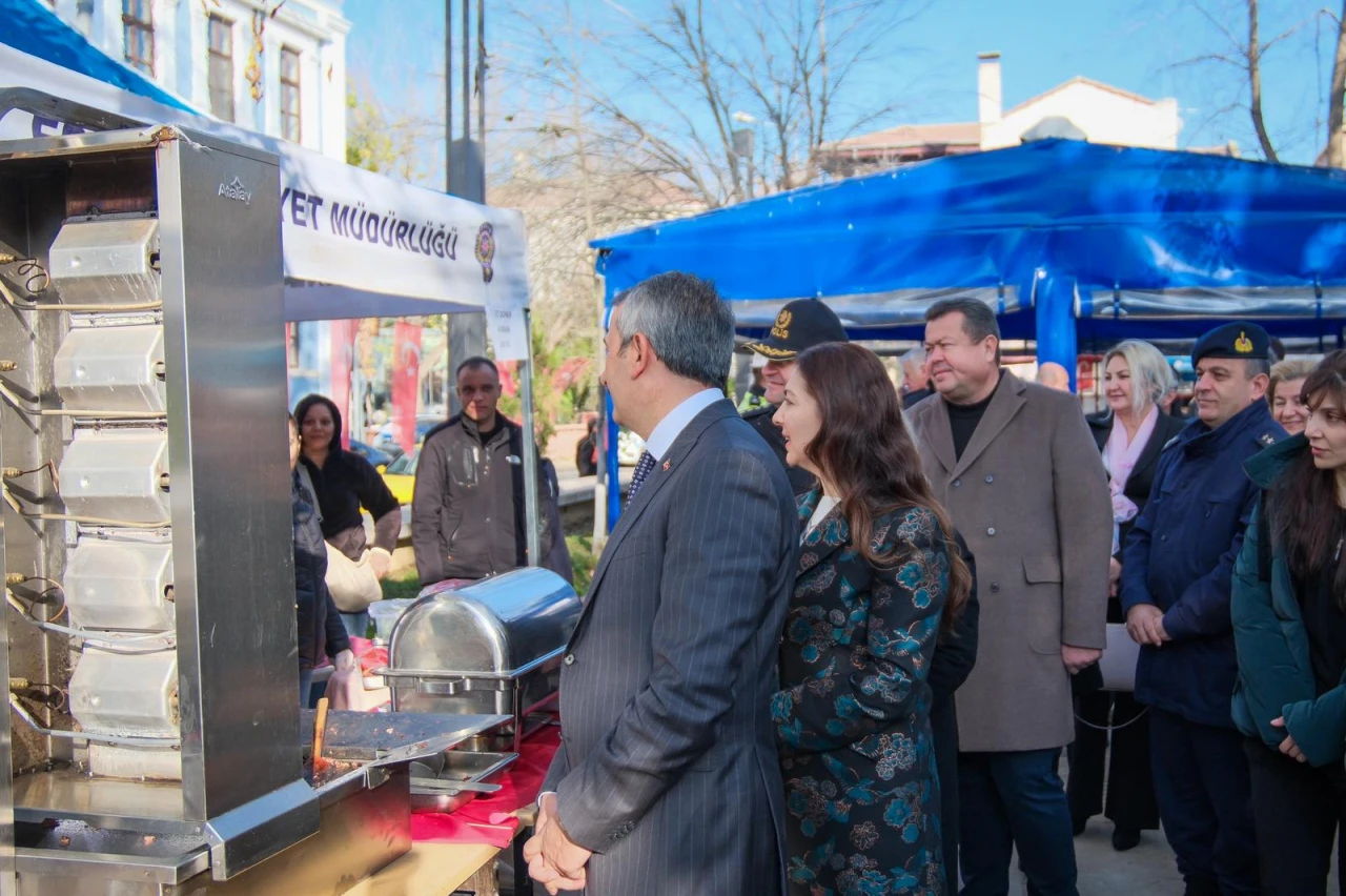 Polis Eşleri Derneği'nin kermesi yoğun ilgi gördü