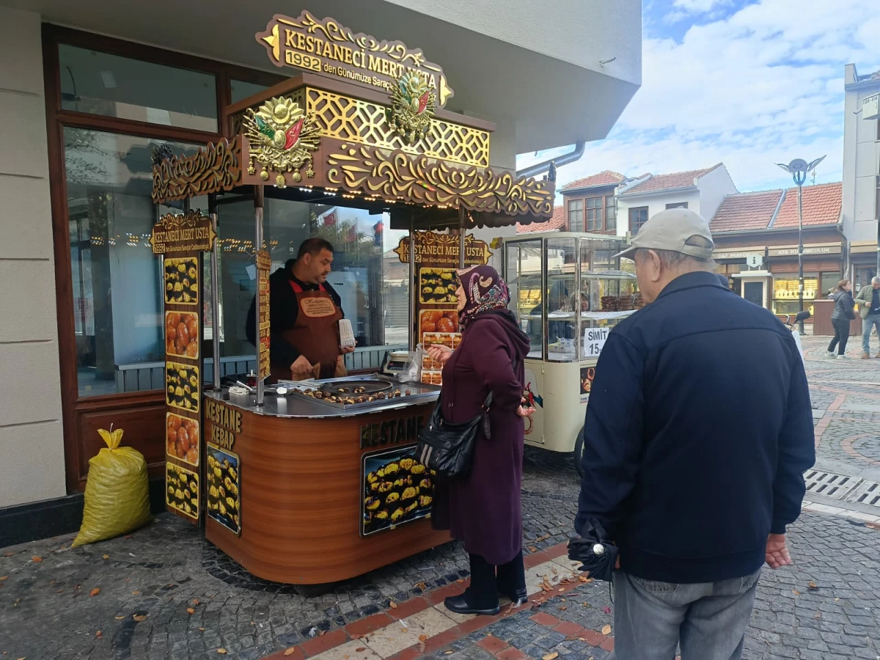 Saraçlar Caddesi'nin 28 yıllık esnafı Mert usta sezona başladı