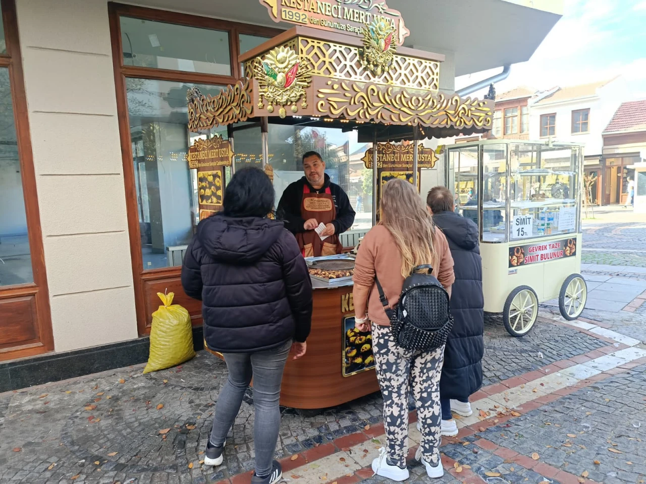 Saraçlar Caddesi'nin 28 yıllık esnafı Mert usta sezona başladı