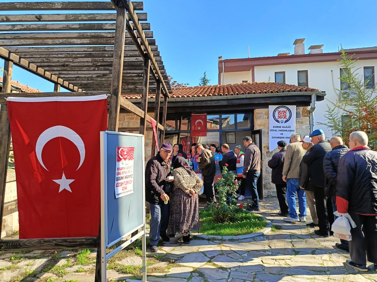 Edirne'de şehitler anısına hayır dağıtıldı