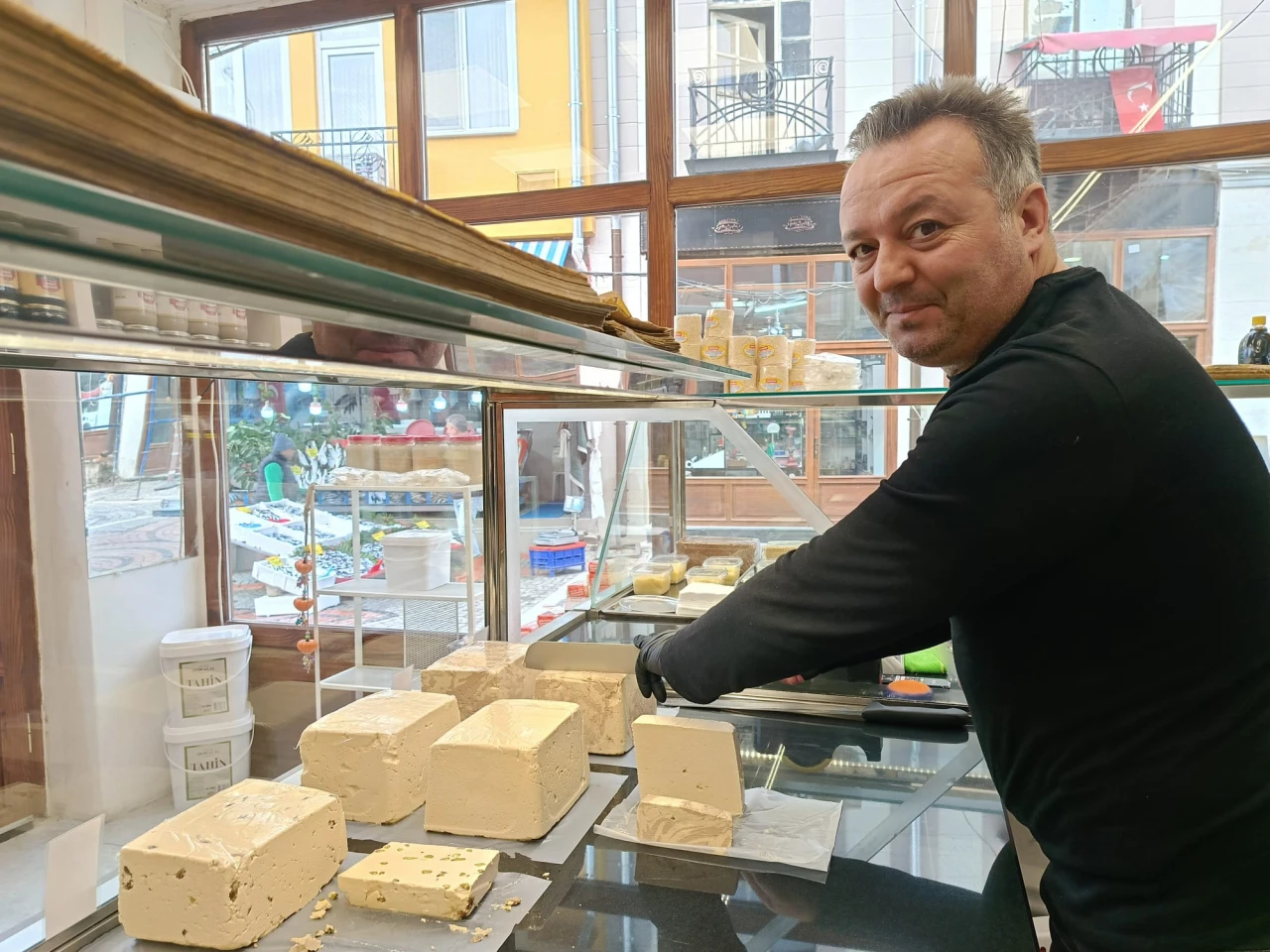 Geleneksel tatları kendi üretimleriyle halka sunuyorlar