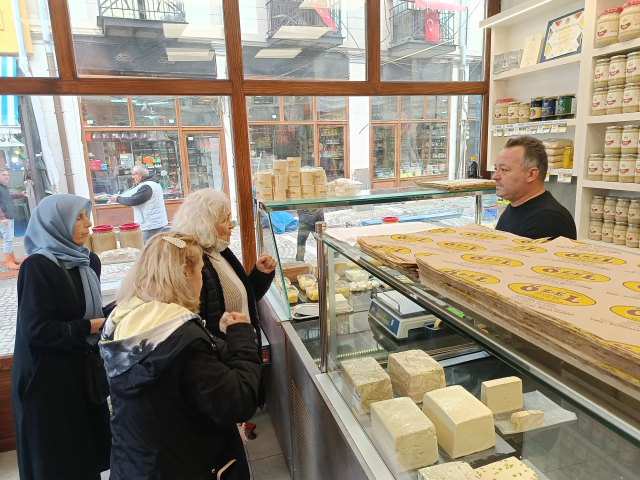 Geleneksel tatları kendi üretimleriyle halka sunuyorlar