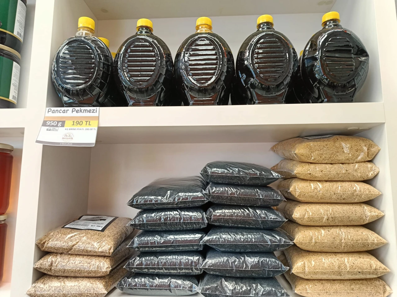 Geleneksel tatları kendi üretimleriyle halka sunuyorlar