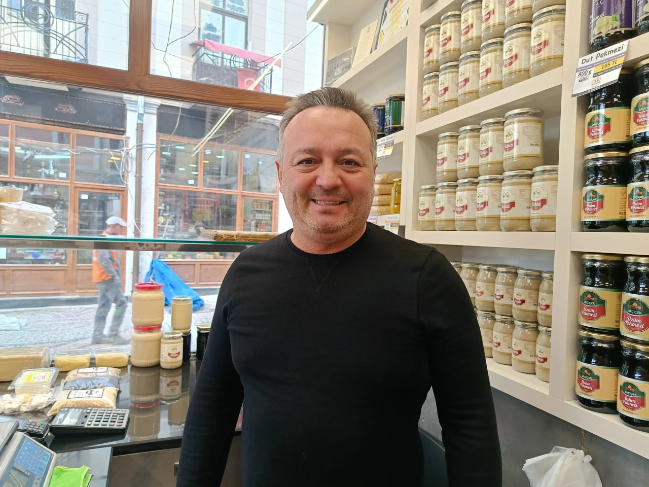 Geleneksel tatları kendi üretimleriyle halka sunuyorlar