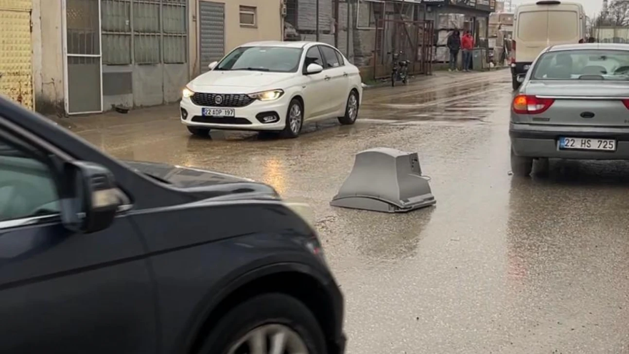 Bagaja bağlanan televizyon yola düştü