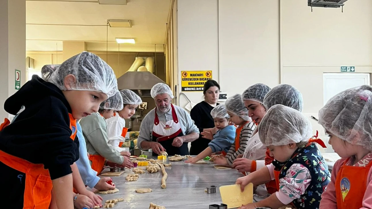 Yarım asırlık usta, saray tatlılarının sırlarını çocuklara anlattı