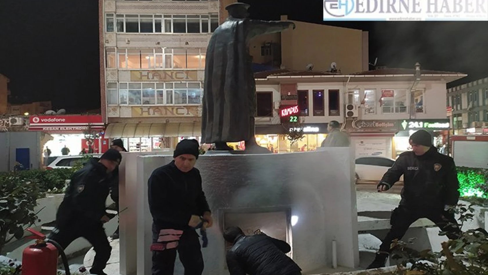 Atatürk heykelinin bulunduğu alanda yangın