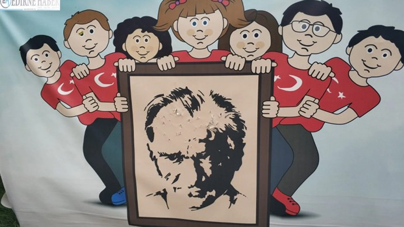 Atatürk fotoğrafına zarar verildi
