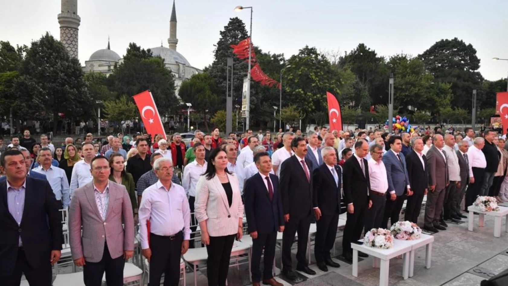 7'den 70'e millet meydanlara akın etti