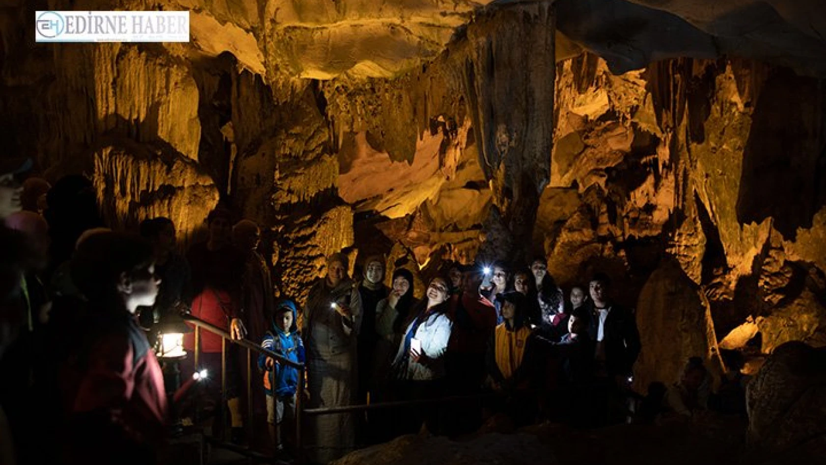 Kırım Tatar Türklerine Dupnisa Mağarası gezdirildi