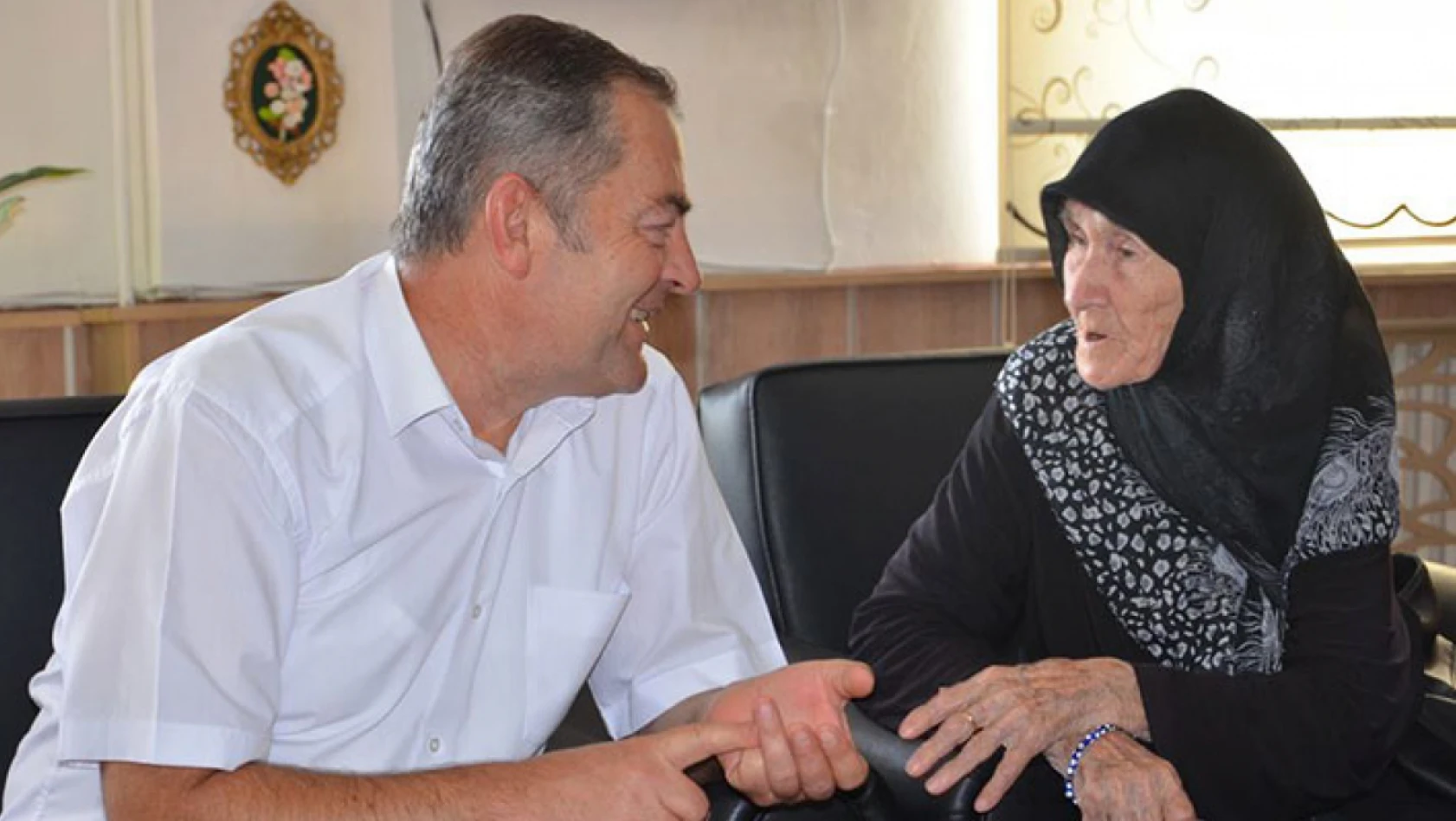 91 Yaşındaki Gazi Kızı Özbaş'ı ziyaret etti
