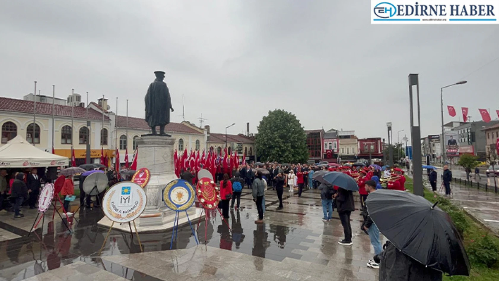 Atatürk Anıtı'na çelenk bırakıldı