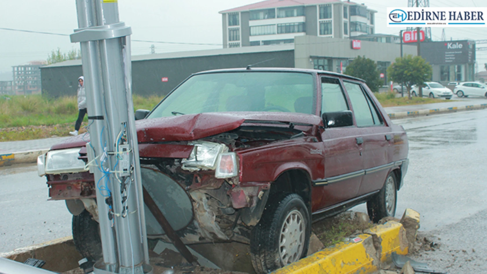 Biga'da kontrolden çıkan aracın direğe çarpması sonucu 1 kişi yaralandı