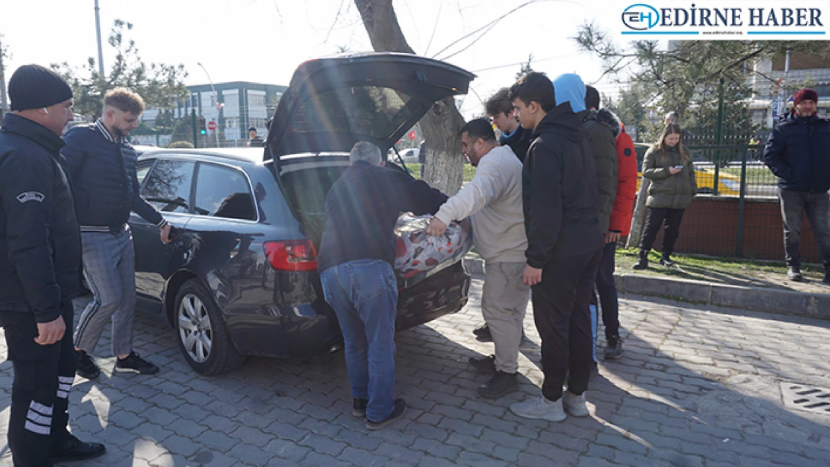 Bulgar vatandaşlar, depremzedeler için topladığı malzemeleri Edirne'ye getiriyor