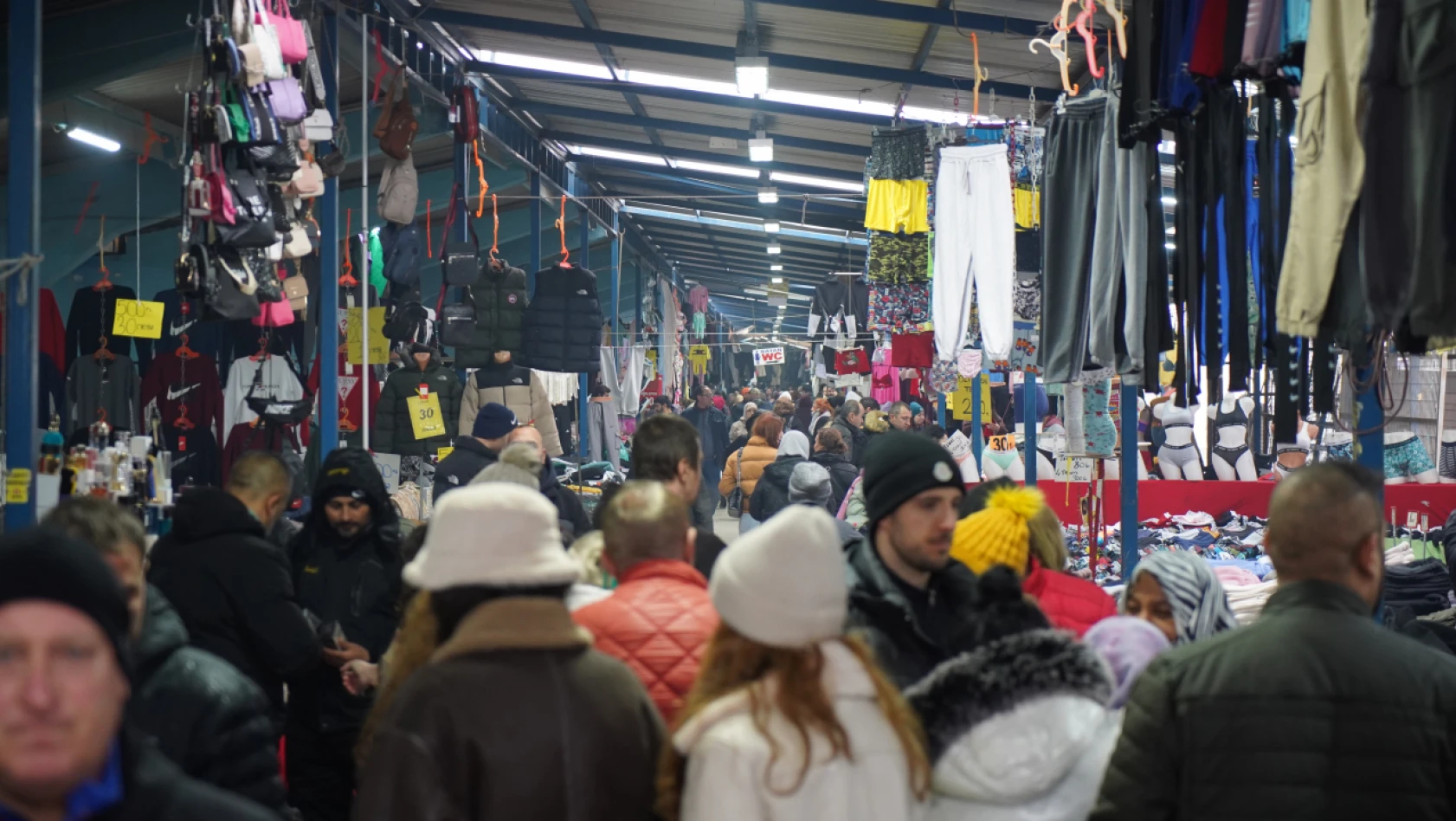 Bulgar ve Yunan turistler Noel alışverişini yaptığı Edirne'de yılbaşını karşılayacak