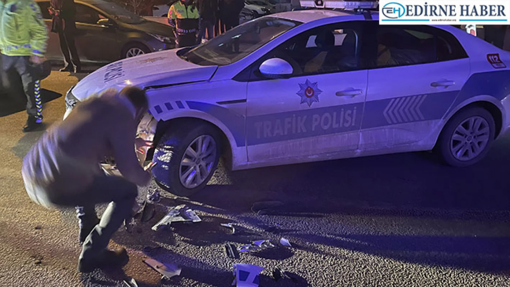 'Dur' ihtarına uymayan sürücü polis aracına çarptı