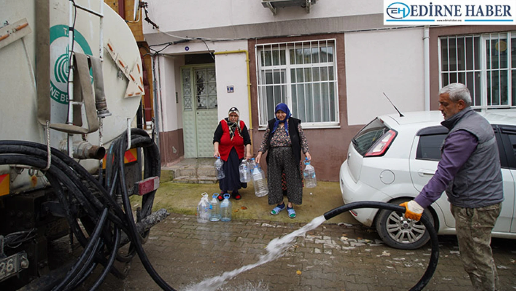 Edirne Belediyesi su kesintisi yaşanan mevkilere tankerle su dağıtımı yapıyor