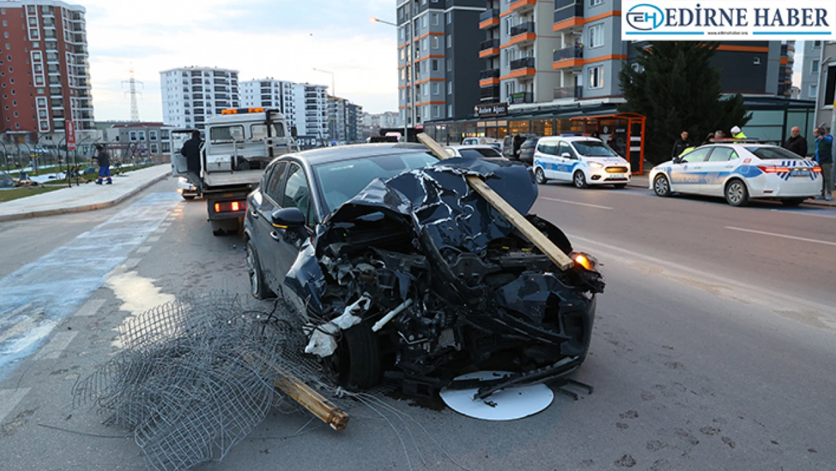 Edirne'de alkollü sürücü otomobille çarptığı çocuk parkında hasara yol açtı
