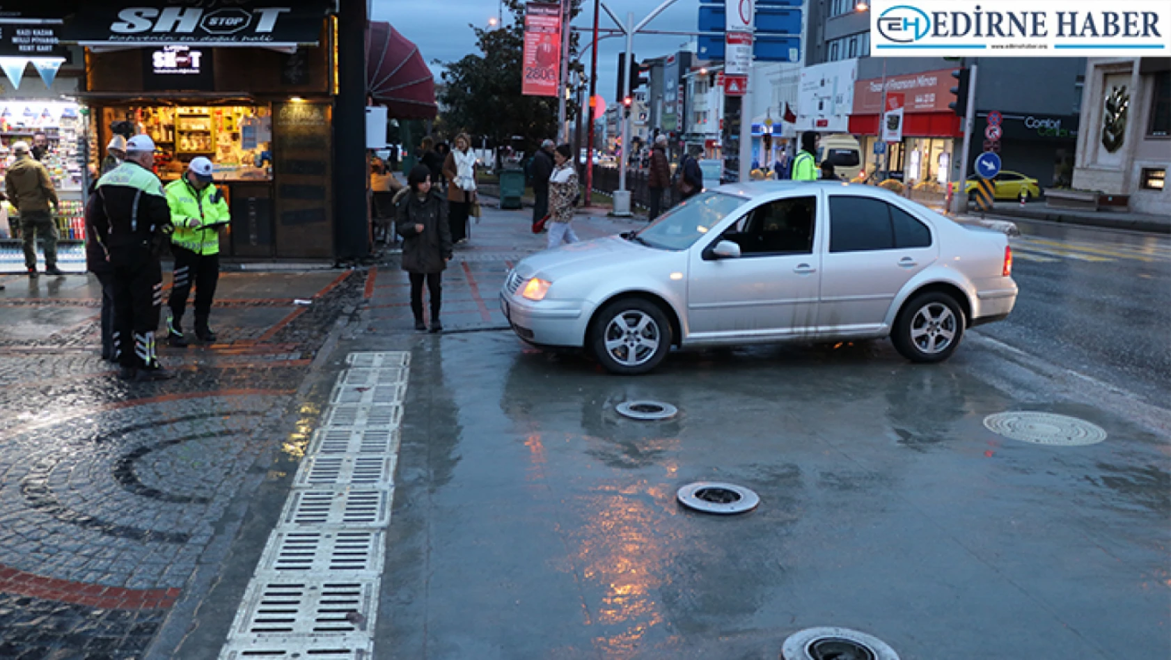 Edirne'de bariyere takılan otomobil çekiciyle kurtarıldı