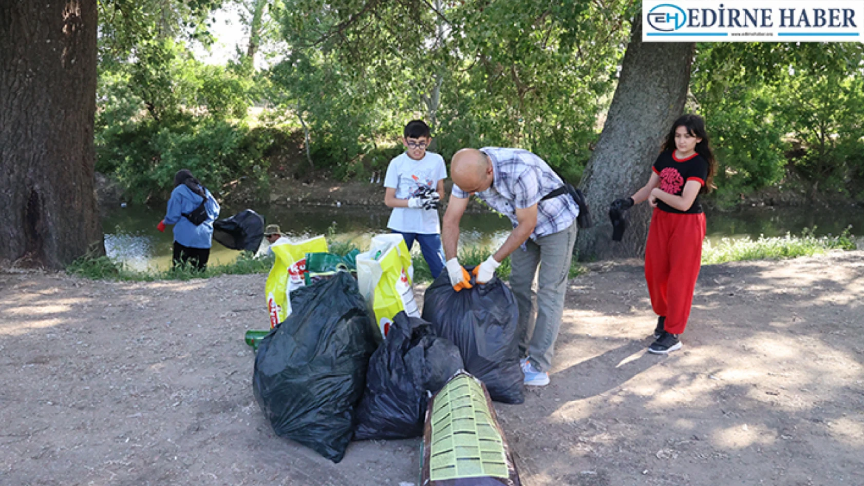 Edirne'de çevre gönüllüleri Tunca Nehri'nde temizlik yaptı