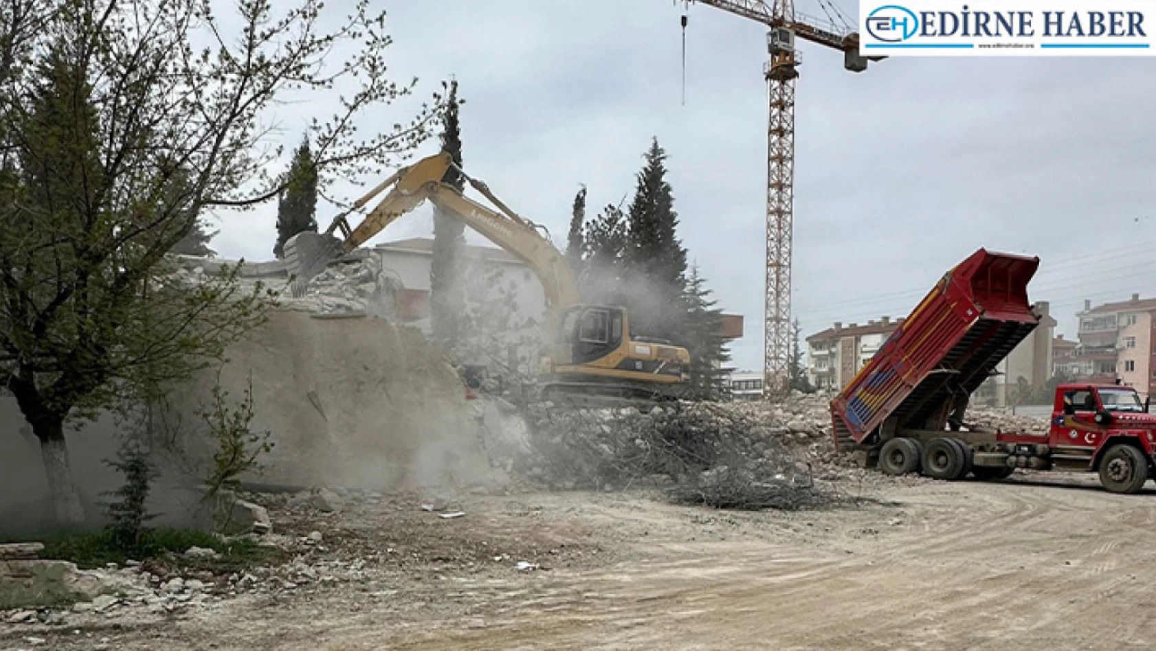 Edirne'de depreme dayanıksız olduğu belirlenen okul yıkıldı