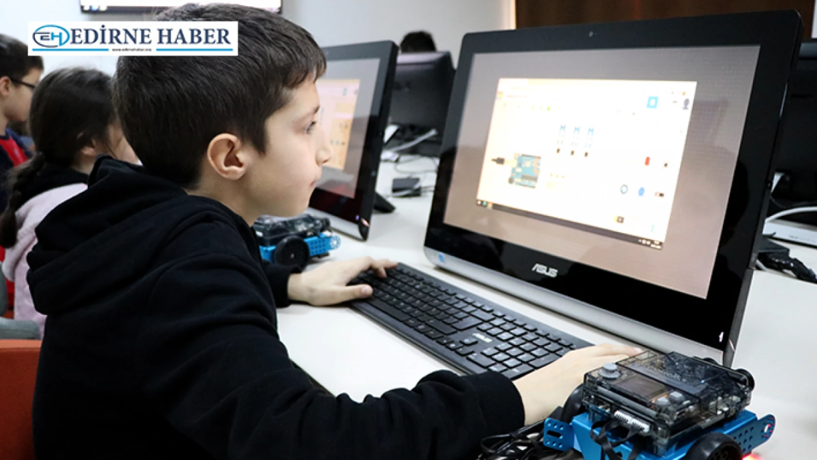 Edirne'de 'kış okuluna' giden öğrenciler kod yazılımı öğreniyor, robot yapıyor