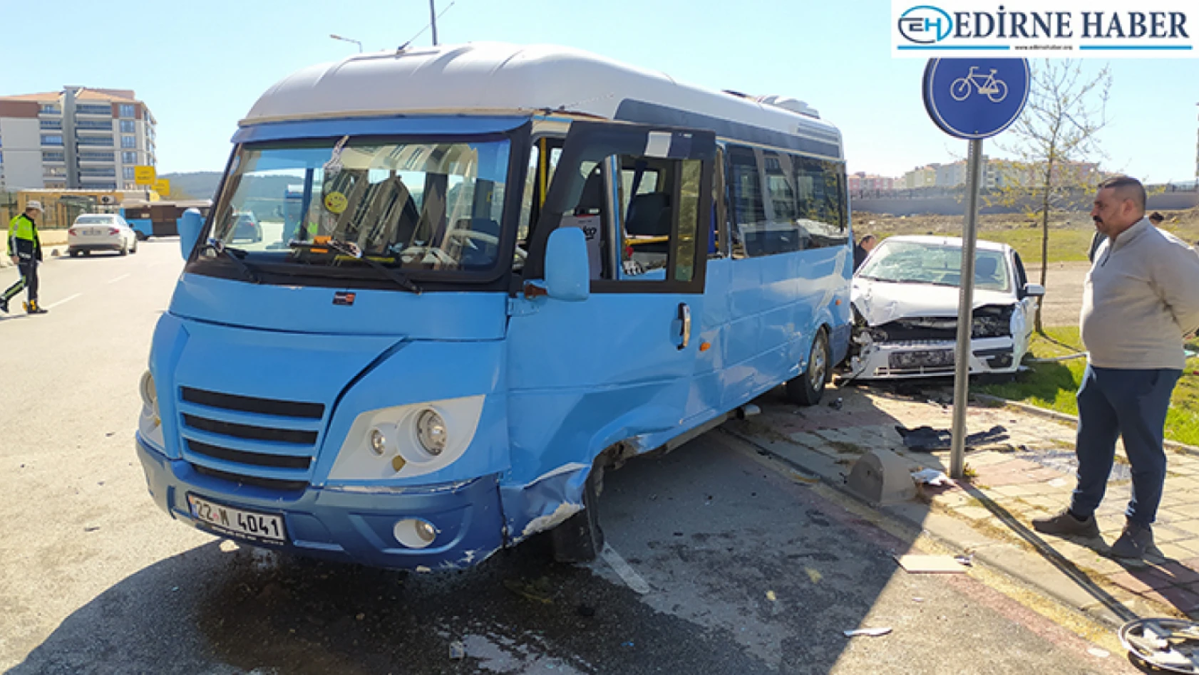Edirne'de minibüsle otomobilin çarpıştığı kazada 5 kişi yaralandı