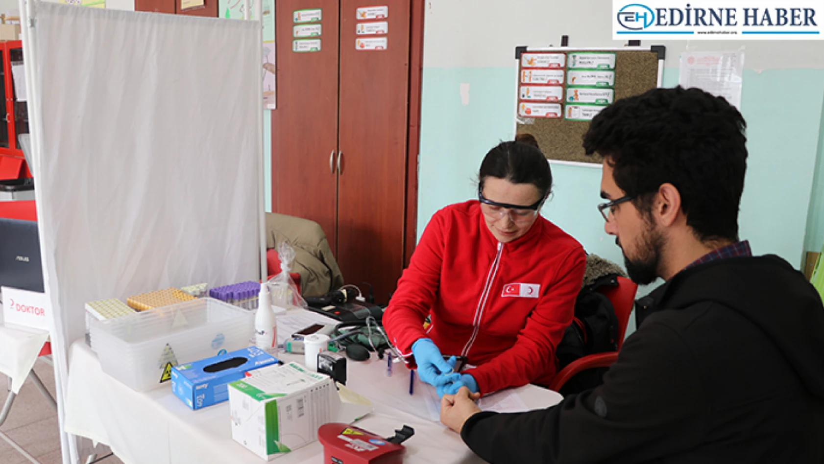 Edirne'de öğrencilerin talebi üzerine okulda kan bağış kampanyası düzenlendi