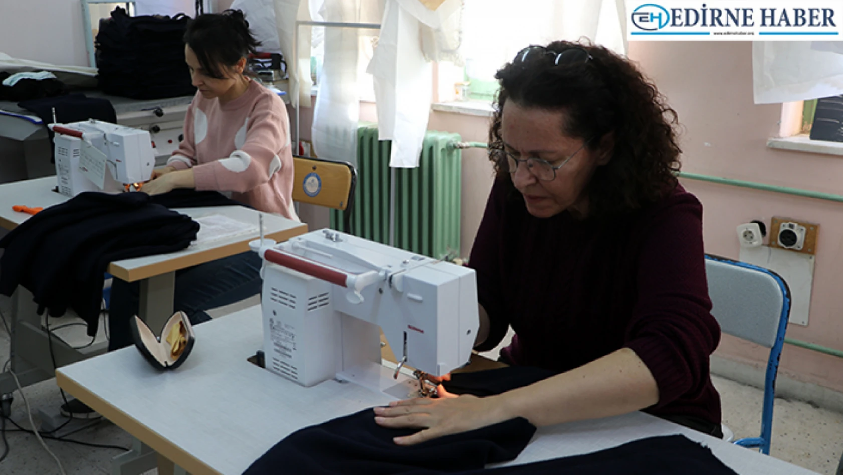 Edirne'de öğretmenler depremzedeler için polar kumaştan atkı ve bere dikiyor