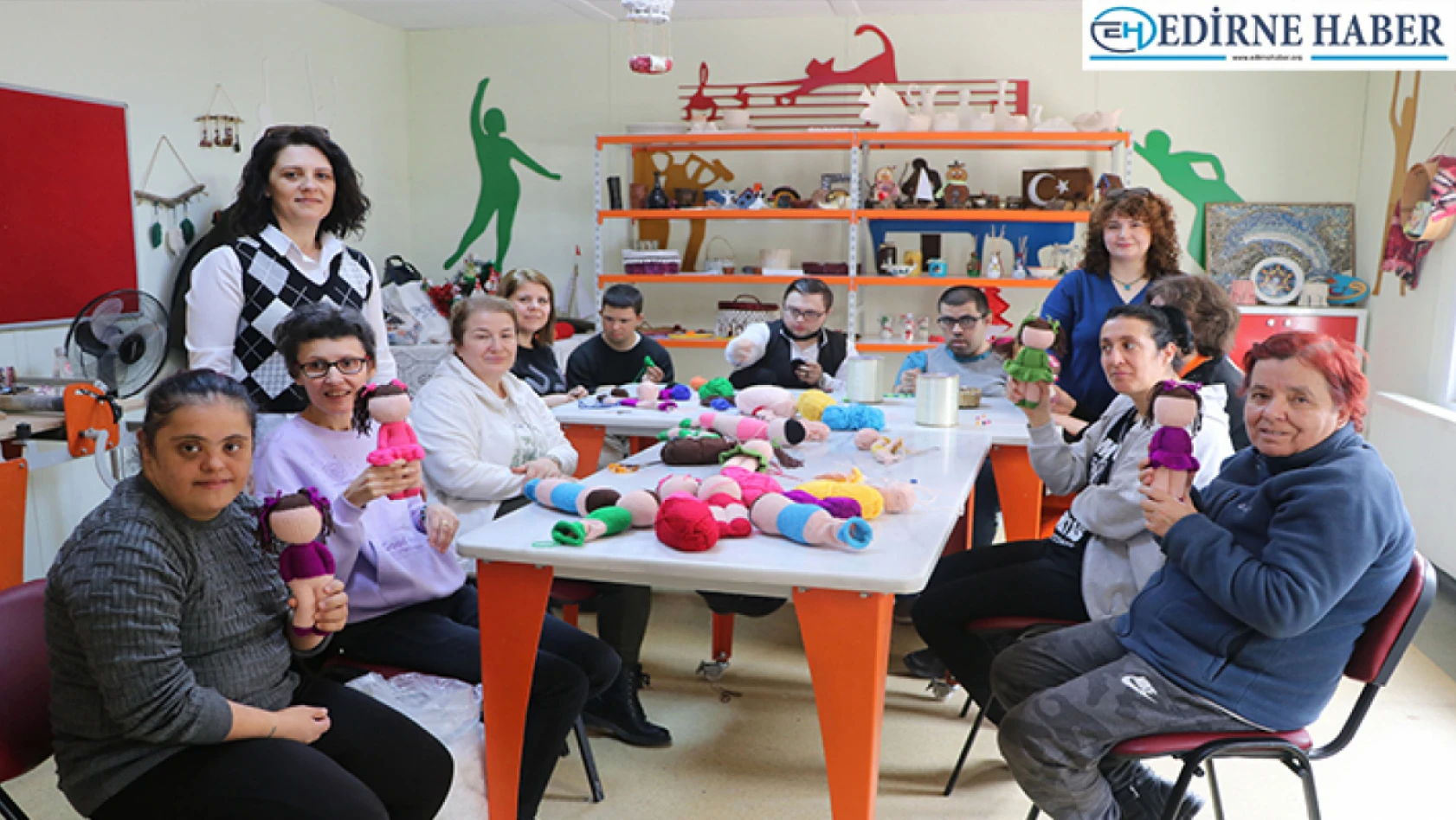 Edirne'de özel gereksinimli kursiyerler depremzede çocuklara oyuncak hazırlıyor             