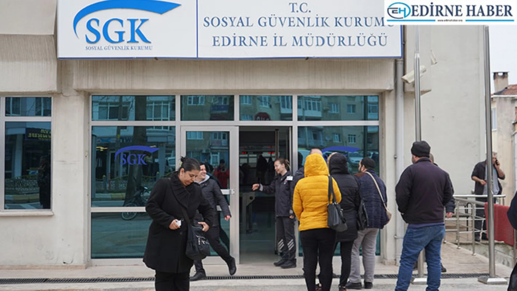 Edirne'de vatandaşlar EYT'den yararlanmak için sıraya girdi