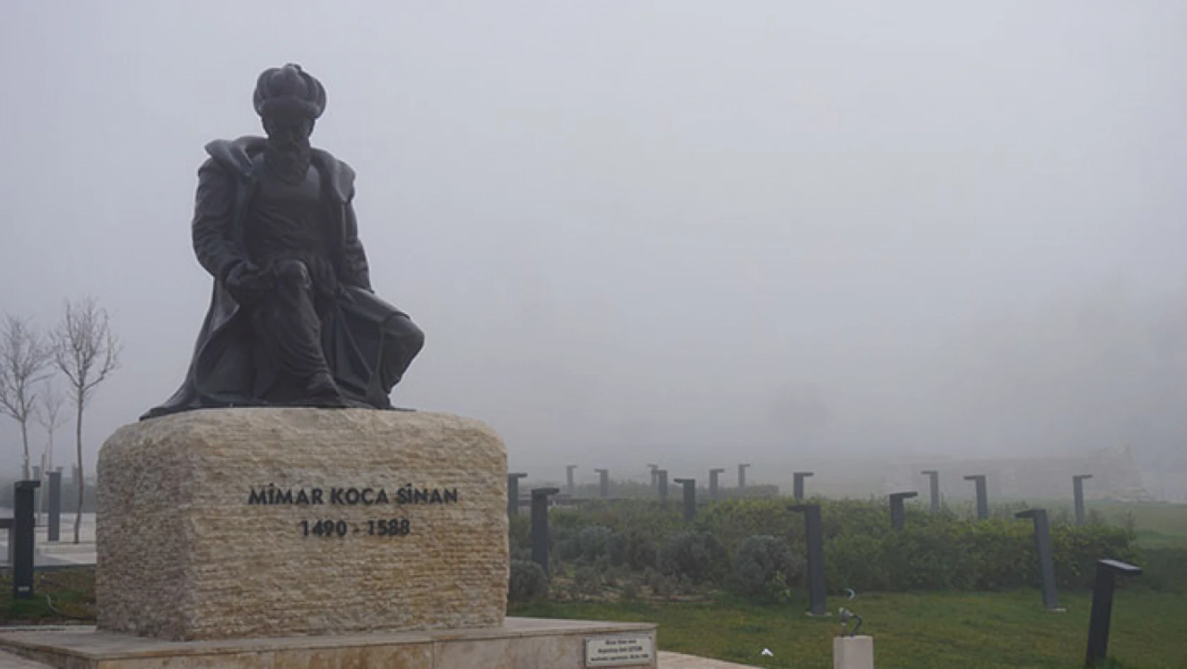 Edirne'de yoğun sis etkili oldu, görüş mesafesi düştü