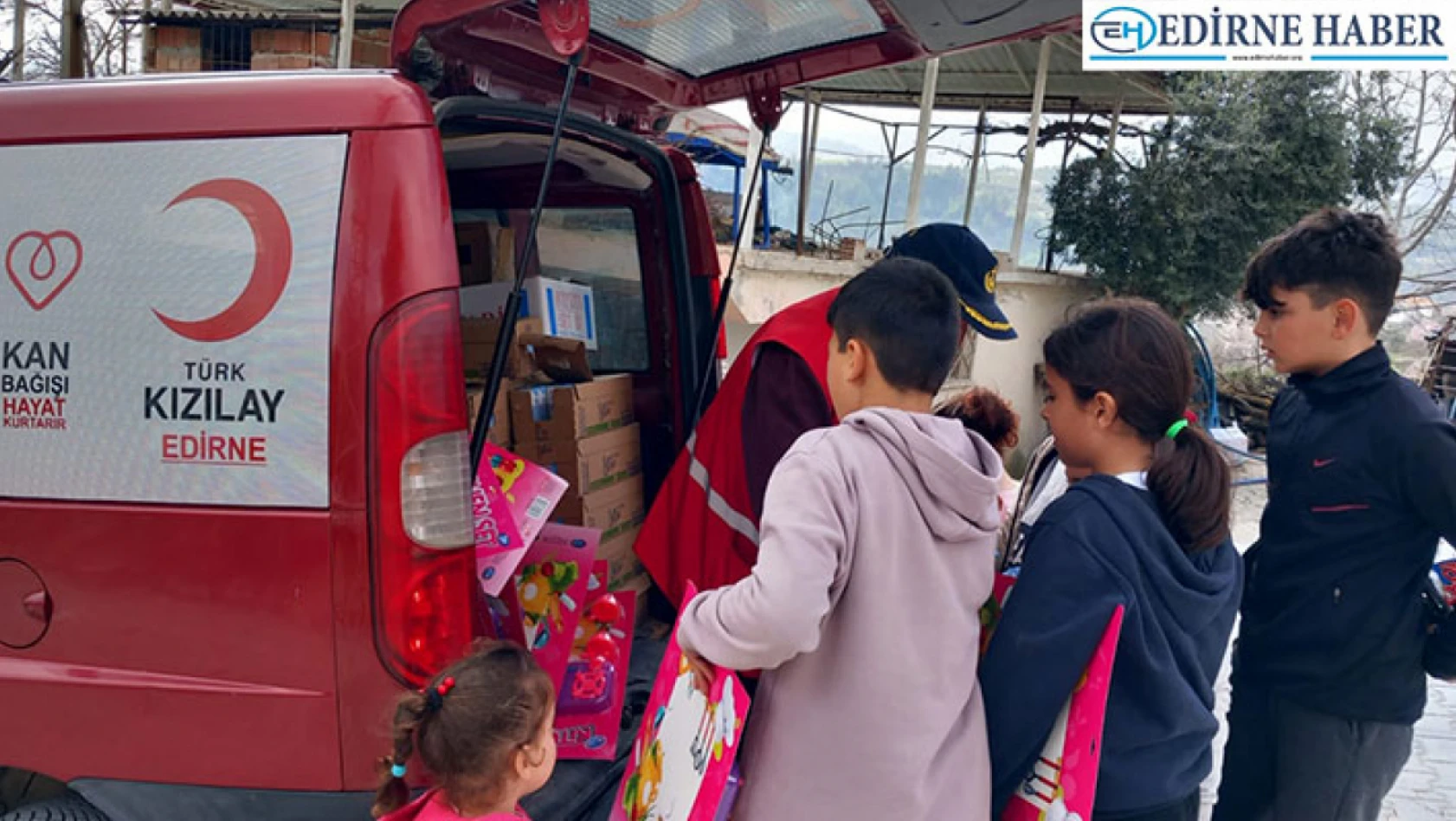 Edirne'den giden Türk Kızılay gönüllüleri, yaraların sarılmasına katkı sağlıyor