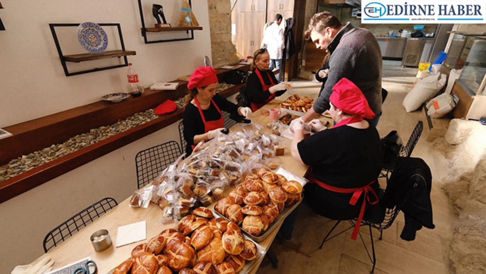 Edirne Olgunlaşma Enstitüsü depremzedelere ücretsiz yemek ikram ediyor
