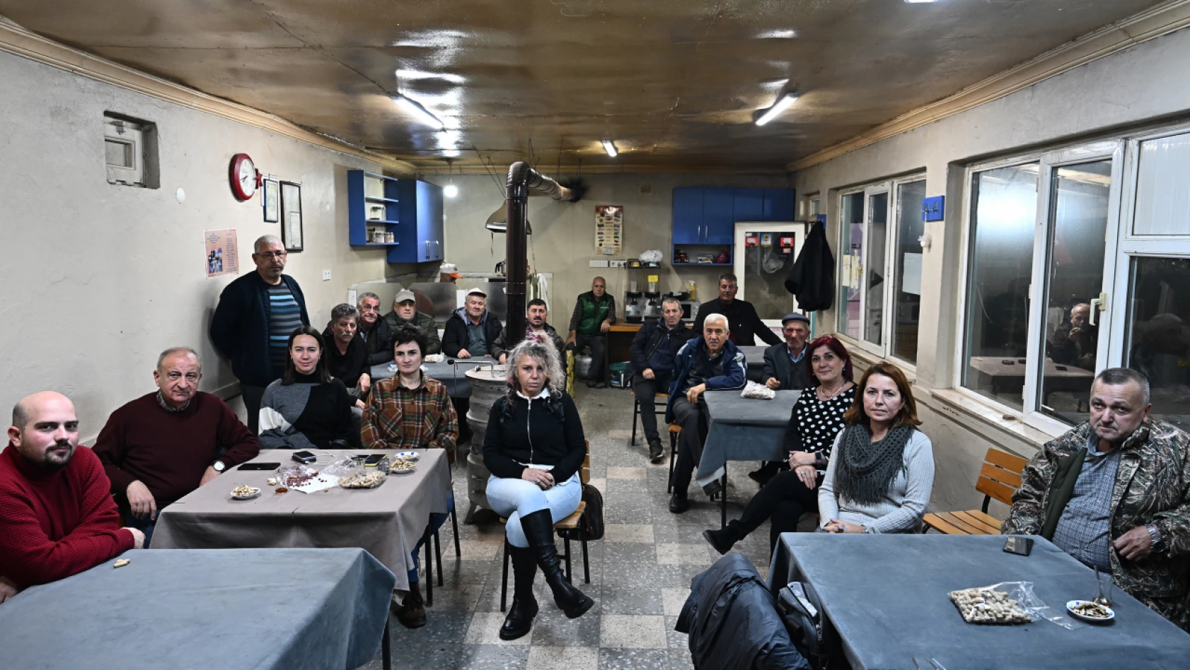 Edirneli fotoğrafçılar köy köy gezerek kahvehanelerde fotoğraf sunumu yapıyor