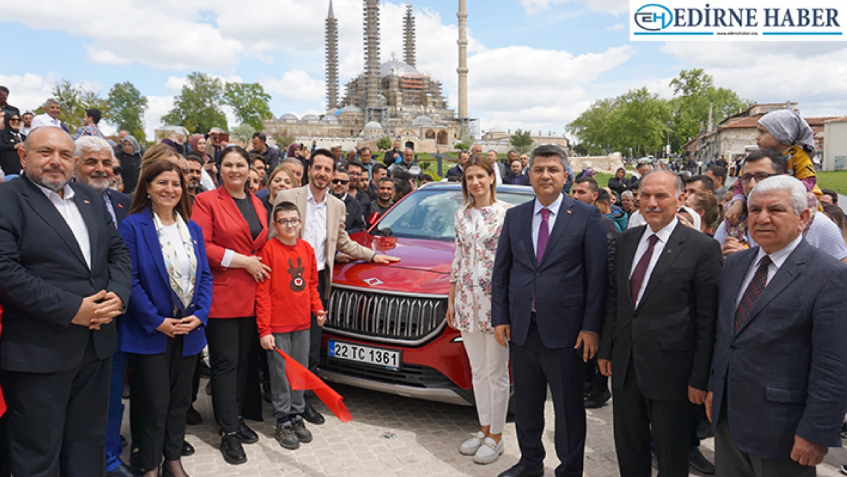 Edirneliler, Türkiye'nin yerli otomobilini görebilmek için birbiriyle yarıştı