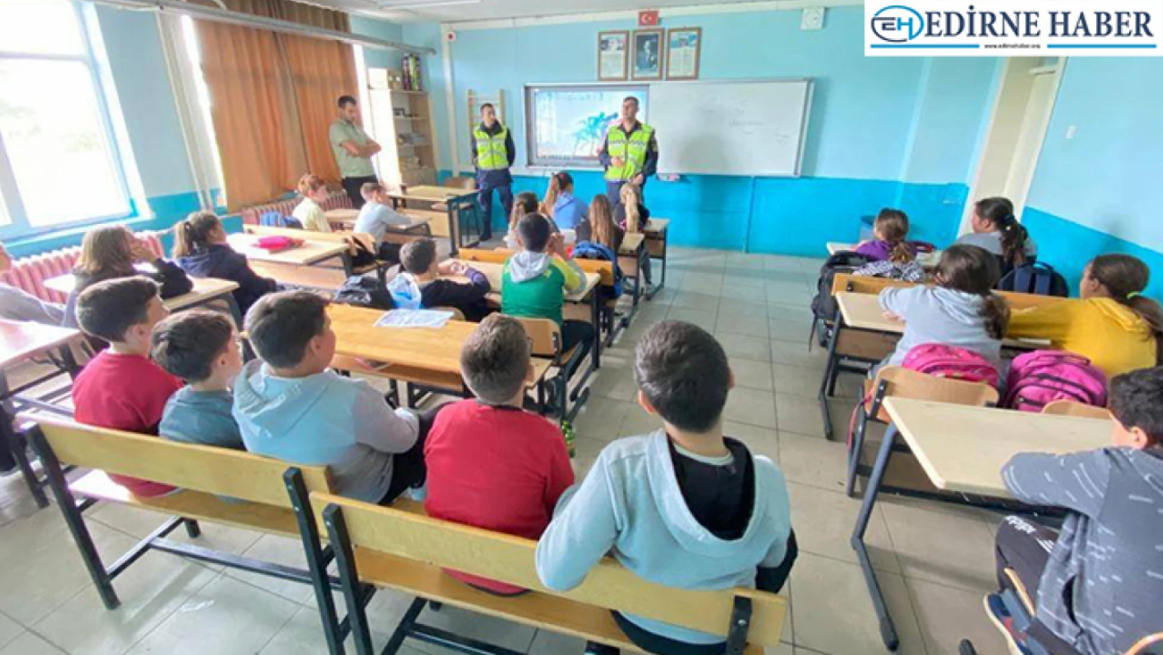 Jandarma ekiplerinden ilkokulu öğrencilerine trafik eğitimi