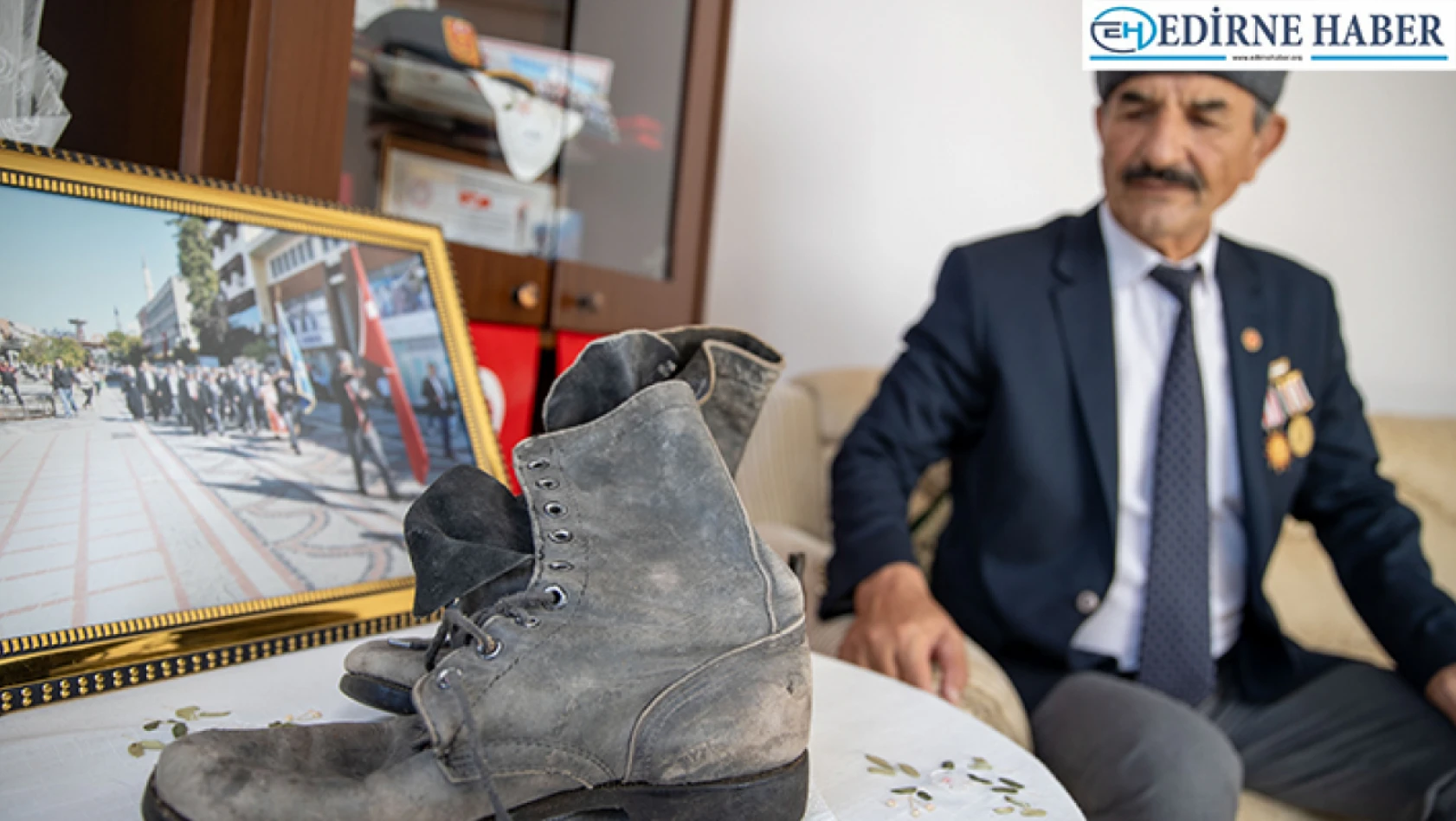 Kıbrıs gazisi, askerlik dönemindeki botları ile madalyalarını süslü anı köşesinde saklıyor