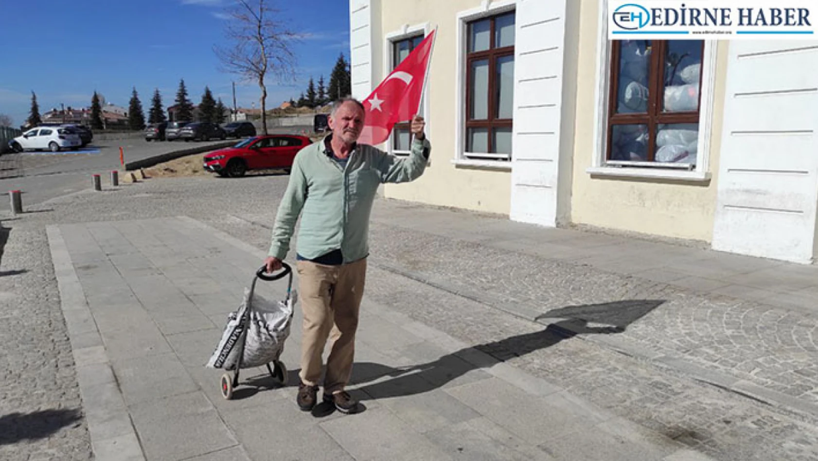 Kömür yardımını elinde Türk bayrağıyla teslim etti